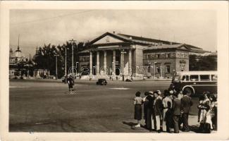 1954 Budapest XIV. Műcsarnok, automobil, autóbusz, rendőrnő emelvényen irányítja a forgalmat. Képzőművészeti Alap Kiadóvállalata (EK)