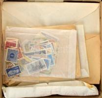 Vegyes külföldi bélyegek tasakokba rendezve, dobozban