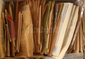 Vegyes külföldi bélyegek tasakokba rendezve, dobozban