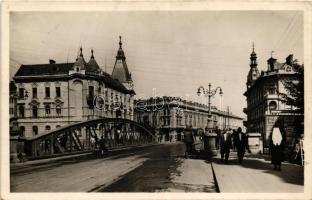 1942 Kolozsvár, Cluj; Horthy Miklós út a Szamos híddal, gyógyszertár, újságosbódé, Fészek bár és Var...