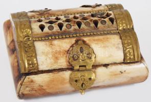 Régebbi csont elemekből épített doboz, benne pár fém bizsuval