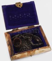 Régebbi csont elemekből épített doboz, benne pár fém bizsuval