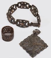 Régebbi csont elemekből épített doboz, benne pár fém bizsuval