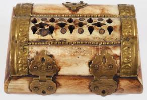 Régebbi csont elemekből épített doboz, benne pár fém bizsuval