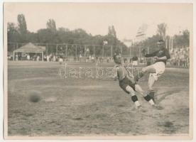1932 RIPENSIA Temesvár - Unirea Tricolor Bucuresti (Bukarest) 4:3 labdarúgó mérkőzés, focisták a meccs közben, futball / FC Ripensia Timisoara - Unirea Tricolor Bucuresti football match, football players during the match. sport photo (13 cm x 18 cm) (fl)