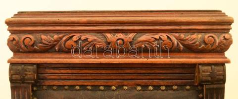 Ónémet támlás szék pár. cca 19. sz. közepe, német, gazdagon faragott támlával és lábakkal, cserélt ü...