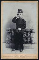 1904 Bp., Kisfiú katonaruhában, keményhátú fotó Herz Henrik budapesti műterméből, 16,5×10,5 cm