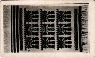 Kalotaszeg, Tara Calatei; magyar szőnyeg, subafehér alapon piros virágokkal. Kiss Béla okl. iparművész, szőnyegjavító bélyegzője a hátoldalon. / Hungarian tapestry, folklore. photo (fl)