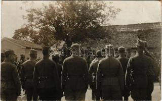 Alváca, Vata de Jos (Hunyad); IV. Károly király szemléje Alvácán. A király Bozó hadnaggyal beszél 1917. június 2-án / WWI K.u.K. military, Charles I of Austria on inspection in Vata de Jos. The king speaks to Lieutenant Bozó, 2 June 1917. photo (EK)