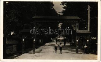 Borszék, Borsec; bejárat a fürdőtelepre, székelykapu. Heiter György udvari fényképész felvétele és kiadása / spa entrance, Transylvanian carved wooden gate (EK)