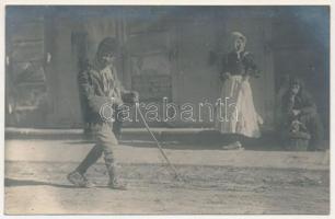 1917 Sepsiszentgyörgy, Sfantu Gheorghe; erdélyi folklór, cigány férfi bottal / WWI Transylvanian folklore, Gypsy man with a stick. photo (fl)