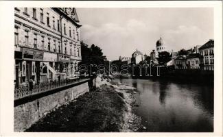 Nagyvárad, Oradea; Körösparti részlet, zsinagóga, Schwartz üzlete. Kapható Vidor Manónál / Cris riverside, synagogue, shop
