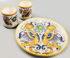 Deruta kézzel festett dísztál d: 24,5 cm, és 2 darab bögre m: 9 cm