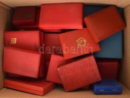 Vegyes, 60db-os szocialista jelvény, kitüntetés és plakett tok tétel