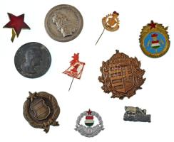 10db-os vegyes tétel, közte "Önkéntes Tűzoltó" és "Május 1." jelvények, illetve 1940. "Erdélyi részek felszabadulásának emlékére" Zn emlékérem mellszalag és fül nélkül T:vegyes