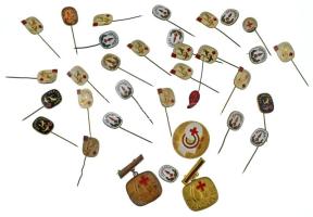 34db-os, főleg "Véradásért" jelvény tétel T:vegyes