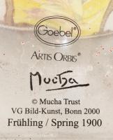 Goebel négyoldalú üvegváza, Alphonse Mucha: Spring (1990) című alkotásának reprodukciójával díszítve...