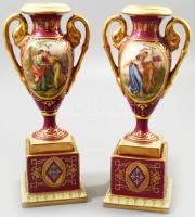 Alt wien historizáló zsánermintás díszváza pár, kézzel festett, jelzett, hibátlan, m: 19,5 cm