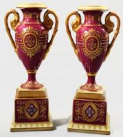 Alt wien historizáló zsánermintás díszváza pár, kézzel festett, jelzett, hibátlan, m: 19,5 cm