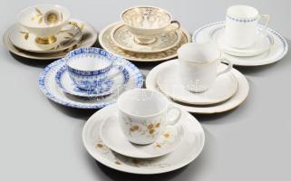 6 darab porcelán reggeliző szett: csésze alátéttel és desszertes tányér. Jelzett, minimális kopással, közte ritkább készletekkel.