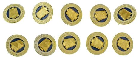 1986. "30 éves a Pamutfonóipari Vállalat miskolci gyára" műgyantás fém jelvény eredeti selyempapírba csomagolva (10db) T:UNC