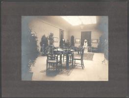 cca 1920 Enteriőrök, 2 db kartonra kasírozott fotó Jelffy Gyula budapesti műterméből, 17×23 cm