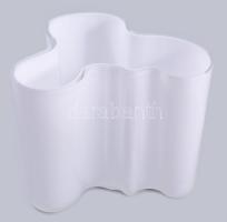 "Savoy" váza. Finnország, Iittala gyár, Alvar Aalto (1898-1976) terve (1937), kétrétegű opálüveg, címkével jelzett, hibátlan, 15x13x12 cm /// "Savoy" vase. Finland, Iittala factory, design by Alvar Aalto (1898-1976) in 1937, double-layered opal glass, with label, flawless, 15×13×12 cm