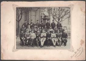 cca 1910 Karlsbad, katonai csoportképe, szíjakon kúrapoharak, kartonra kasírozott fotó, sérült karton, 18,5×23,5 cm
