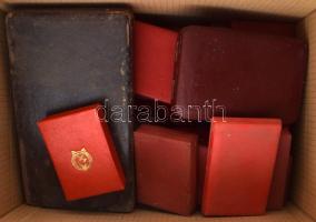 Vegyes, 60db-os szocialista jelvény, kitüntetés és plakett tok tétel