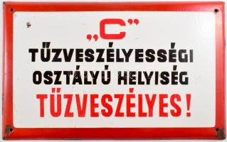 Régi zománcos tábla. "C" tűzveszélyességi osztályú helyiség, Tűzveszélyes! felirattal. zománchibával, 25x39 cm