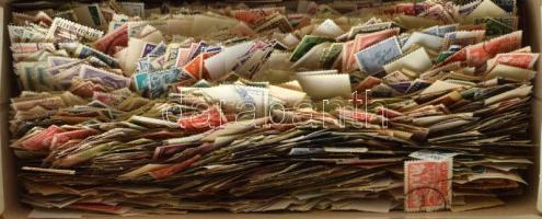 10.000 db külföldi bélyeg cipős dobozban
