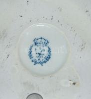 Ismeretlen (korona és babér) jelzéssel ellátott festett zenélő kisfiút ábrázoló fémszobor 27cm-es ma...