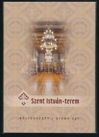 2023 Szent István-terem bélyegszett, tartalmazza a blokk alapváltozatát fekete sorszámmal, eltérő fogazású változatát zöld ill. vágott változatát piros sorszámmal, valamint feketenyomat blokkot. Példányszám: 1.000 db.