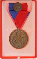1964. "Munkásőr Emlékérem" bronz kitüntetés mellszalagon, miniatűrrel szalagsávon, eredeti tokban T:AU