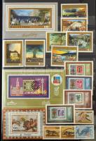Kb 200 db magyar sor, hozzá blokkok az 1960-1995 közötti időszakból, 16 lapos A4-es berakóban víztis...