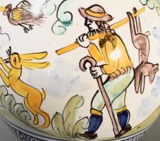 Vadászmintás mázas kerámia kancsó, jelzett, minimális pattogzással, m: 20 cm