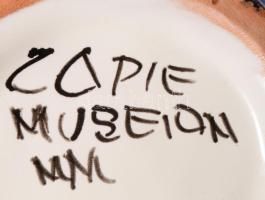 Vadászmintás mázas kerámia kancsó, jelzett, minimális pattogzással, m: 20 cm