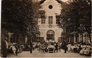 Oláhszentgyörgy, Sangeorgiul Roman, Sangeorz-Bai; Hotelul Hebe / Hebe szálloda, étterem kertje vendégekkel és pincérekkel / hotel, restaurant garden with guests and waiters (EK)