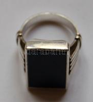 Nagyméretű, dekoratív férfi ezüst (Ag) gyűrű, fekete kővel, bruttó 18,4g