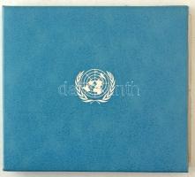 Kékszínű műbőr, ENSZ emblémás "Official United Nations Medallic First Day Covers 1981" album, 6db kettesosztású berakólappal. Használt, de jó állapotban.