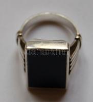 Nagyméretű, dekoratív férfi ezüst (Ag) gyűrű, fekete kővel, bruttó 18,4g