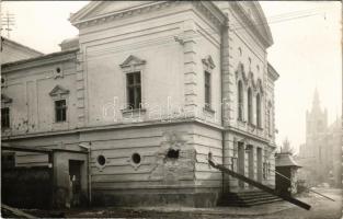 Munkács, Mukacheve, Mukachevo, Mukacevo; 1899-ben épült városi színház a harcok után, falán golyónyomokkal / theatre after attack. photo (EK)