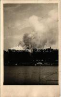 Budapest V. Hotel Duna palota (Ritz), égő épületek a második világháborúban, több napig lángolt, gőzhajók. photo (EK)