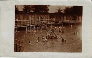 Hévíz (?), fürdő, öltözőkabinok a víz felett, tó, fürdőzők. photo (vágott / cut)