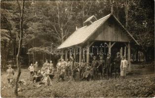 Mátra, Kékestető, Vass József menedékház kirándulókkal. photo (kopott él / worn edge)