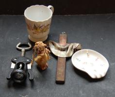 Vegyes tétel, benne: Kerámia kereszt (Báczy? jelzéssel), porcelán tálka budapesti Acuincum jelzéssel, porcelán bögre, kacsa illetve egy Fackelmann dugóhúzó