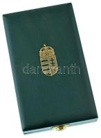 Zöld műbőr, magyar köztársasági címeres kitüntetés dísztok, belül fehérszínű béléssel. Használt, de újszerű állapotban