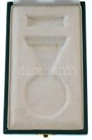 Zöld műbőr, magyar köztársasági címeres kitüntetés dísztok, belül fehérszínű béléssel. Használt, de ...