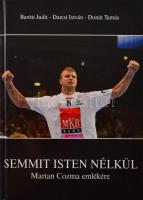 Baróti Judit - Darcsi István - Donát Tamás: Semmit isten nélkül. Marian Cozma emlékére. Két szerző Darcsi István és Donát Tamás által ALÁÍRT példány. Veszprém, 2009, Veszprém Megyei Jogú Város Önkormányzata. DVD-vel. Kiadói kartonált papírkötés.