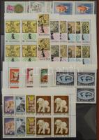 Kaotikus nagy magyar anyag, főleg modern bélyegek rengeteg postatisztával, blokkokkal (betapadások) és sok ezer bélyegzett bélyeg szintén sorokkal és blokkokkal, számos A/4 és közepes berakóban, tasakban, berakó lapokon stb. banános kartonban. Rendezést igénylő, magas katalógus értékű sok példányos tétel!!